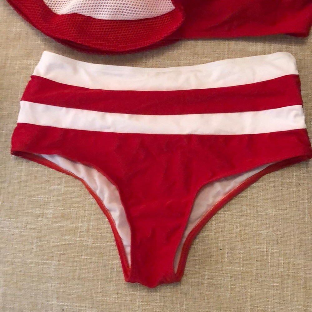 Bikini - Picture 3 of 7